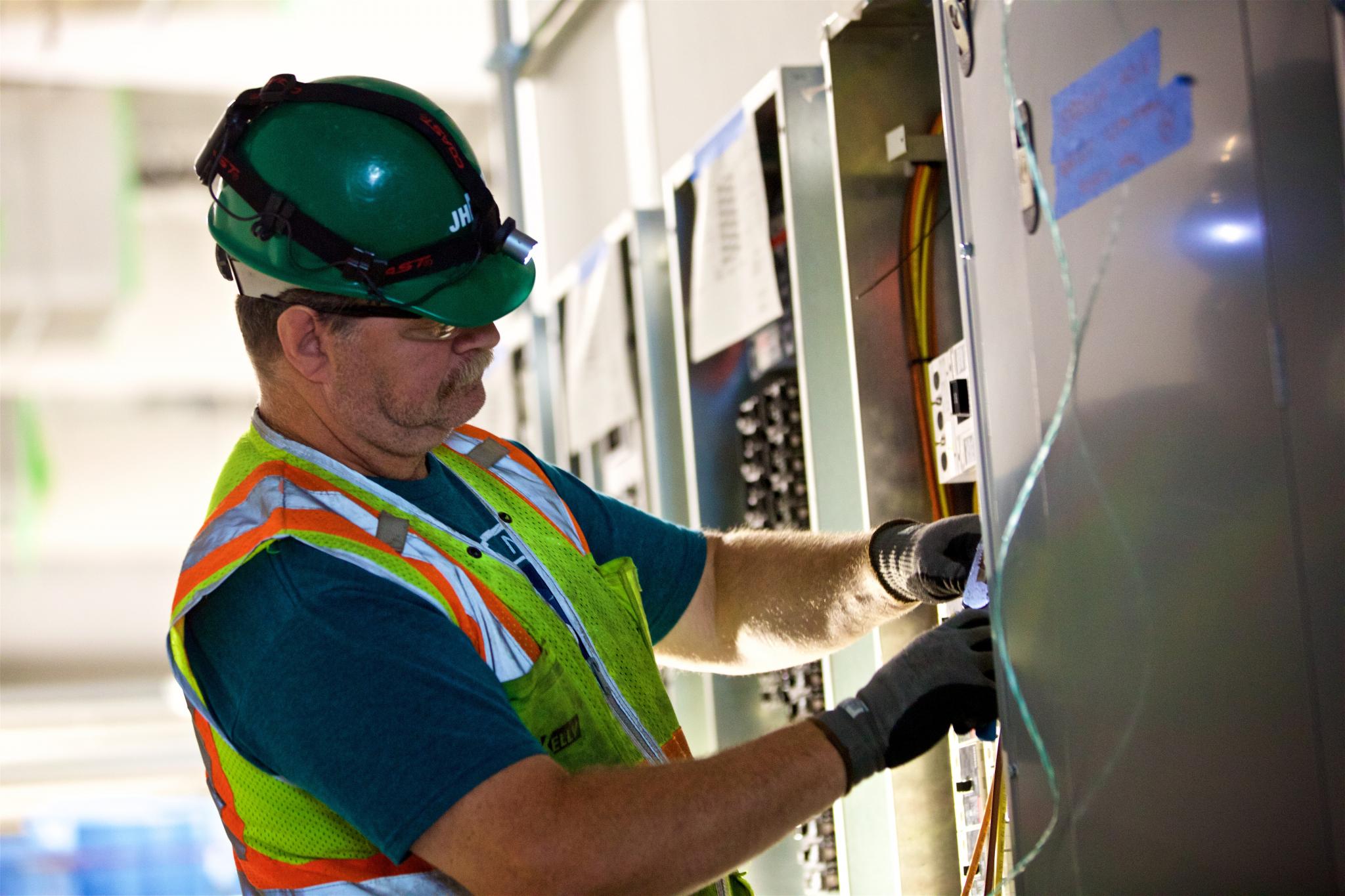 Frostbite   Electrician 2048x1365 1